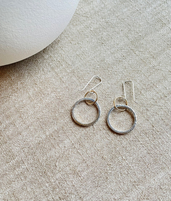DOUBLE CIRCLE LAGOM EARRINGS IN GOLD AND HAMMERED SILVER